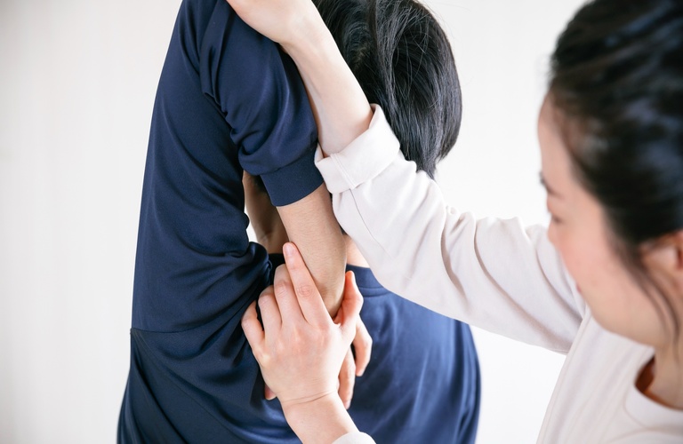 凝り固まった肩甲骨まわりをやさしくほぐす | 銀座のストレッチなら癒しの空間のtONE BY tONE